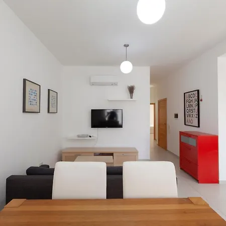 High Floor - Apt With Comfy Sofa - Balcony & Wi-fi By 360 Estates Apartamento
