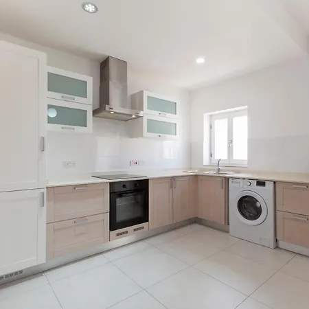 High Floor - Apt With Comfy Sofa - Balcony & Wi-fi By 360 Estates דירה